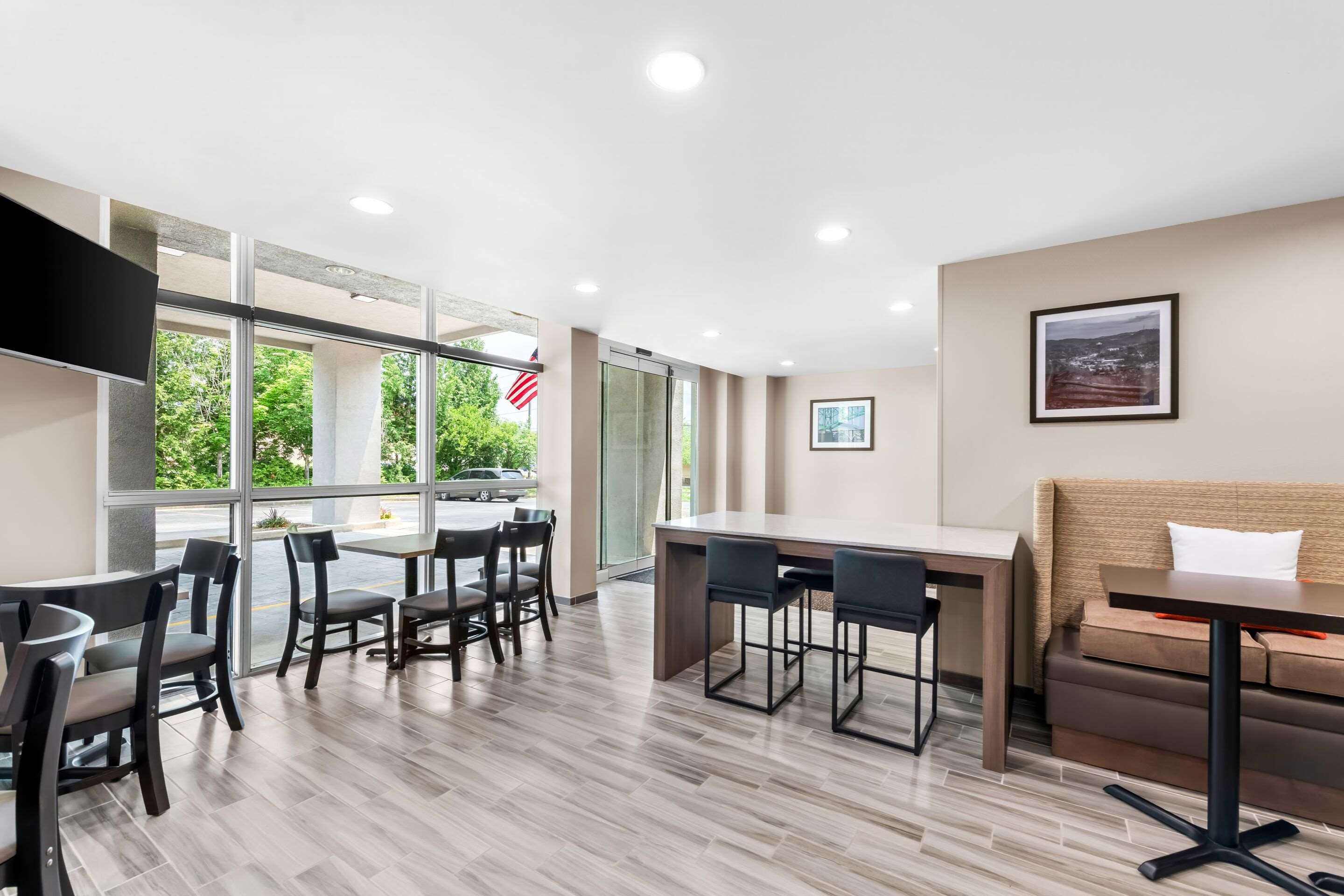 Breakfast area | Rodeway Inn