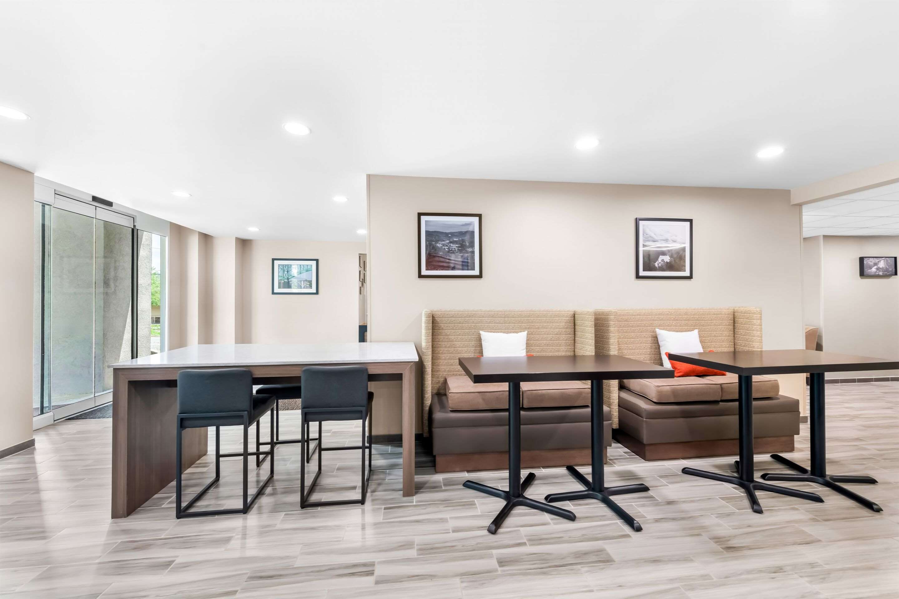 Breakfast area | Rodeway Inn