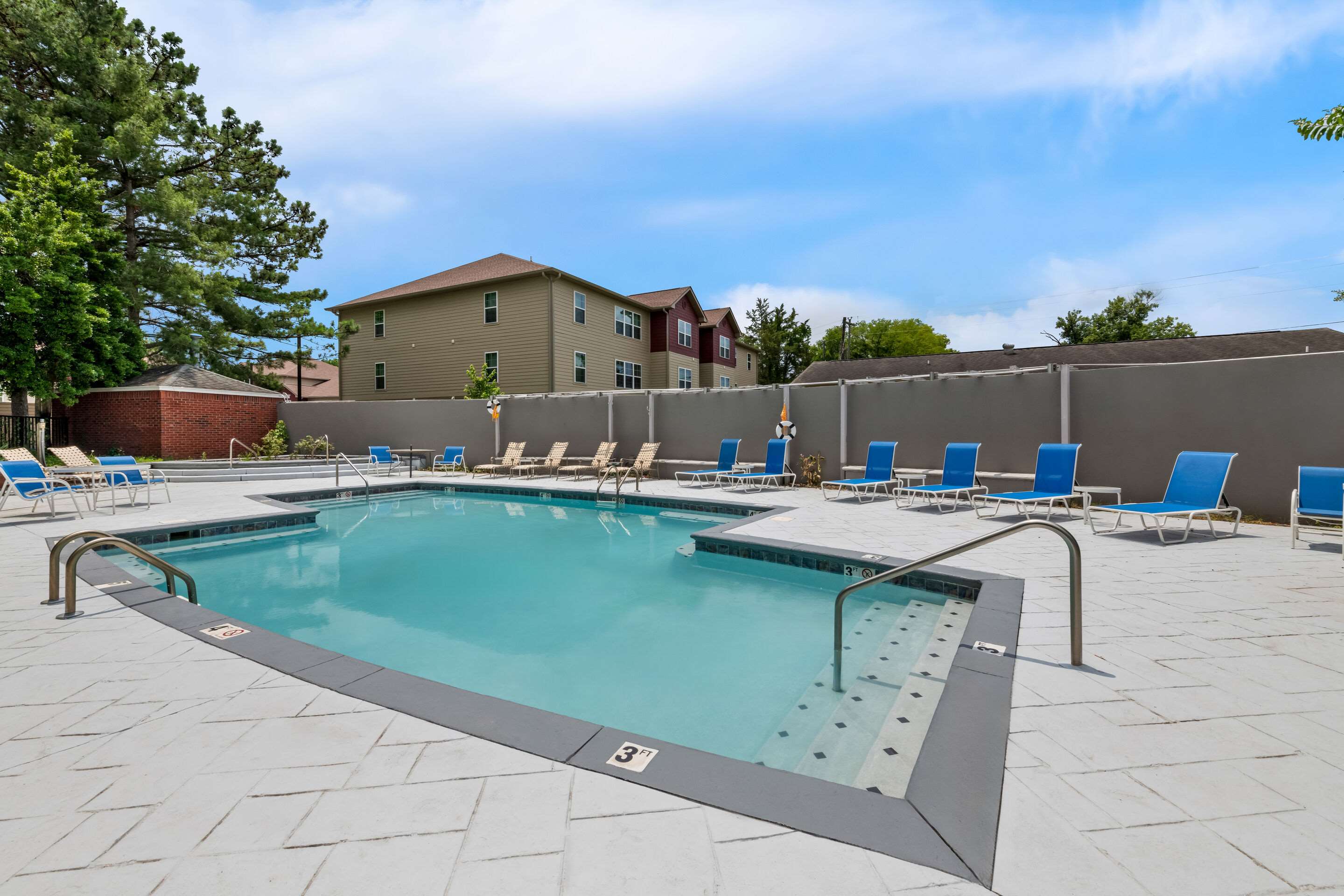 Outdoor pool | Rodeway Inn