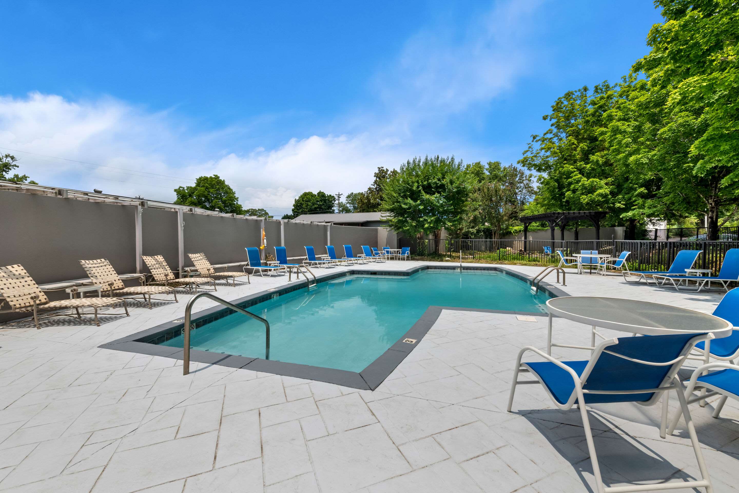 Outdoor pool | Rodeway Inn