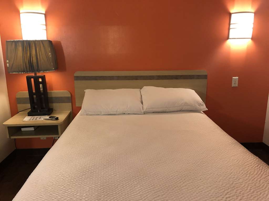 SLEEP INN AND SUITES PIGEON FORGE --guestroom-Guest Room,On-Site.jpg