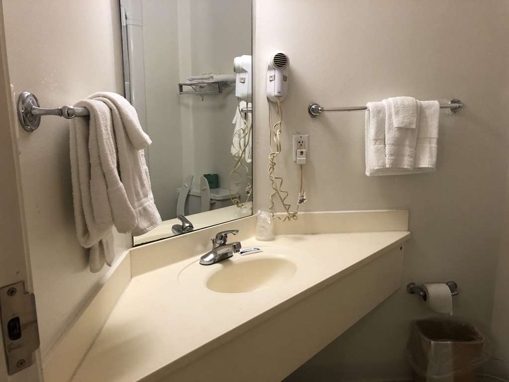 SLEEP INN AND SUITES PIGEON FORGE --guestroom-Guest Room,Bathroom,On-Site.jpg