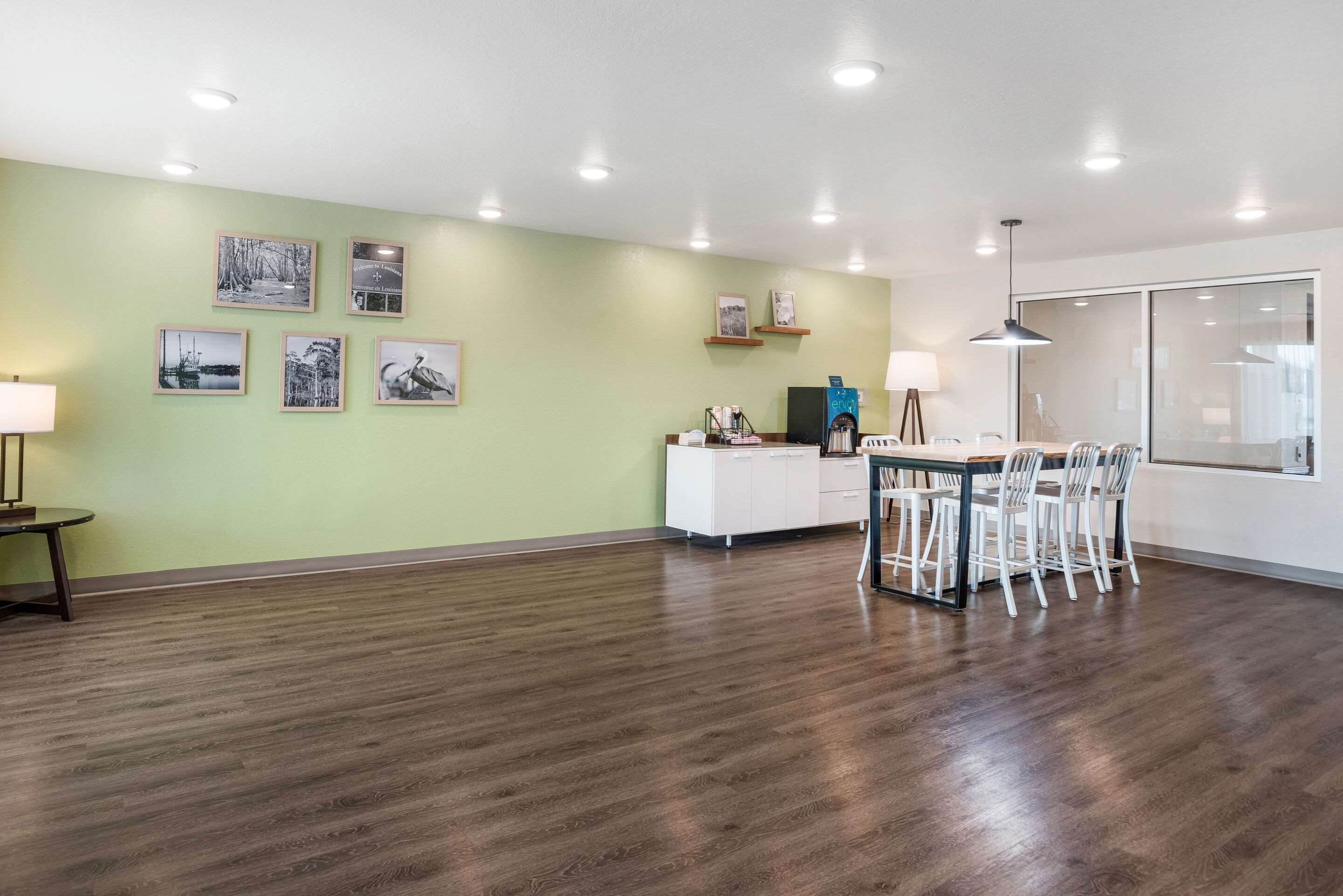 Hotel lobby | WoodSpring Suites Sulphur - Lake Charles