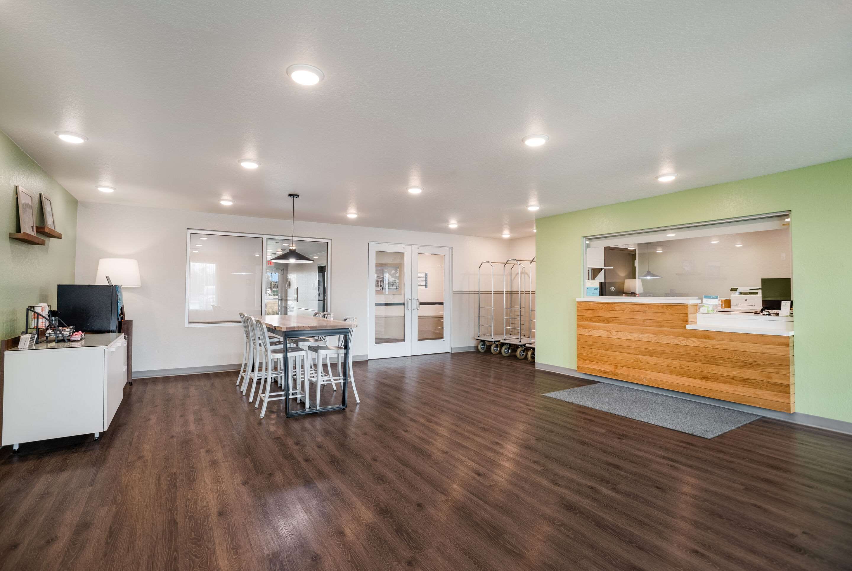 Hotel lobby | WoodSpring Suites Sulphur - Lake Charles