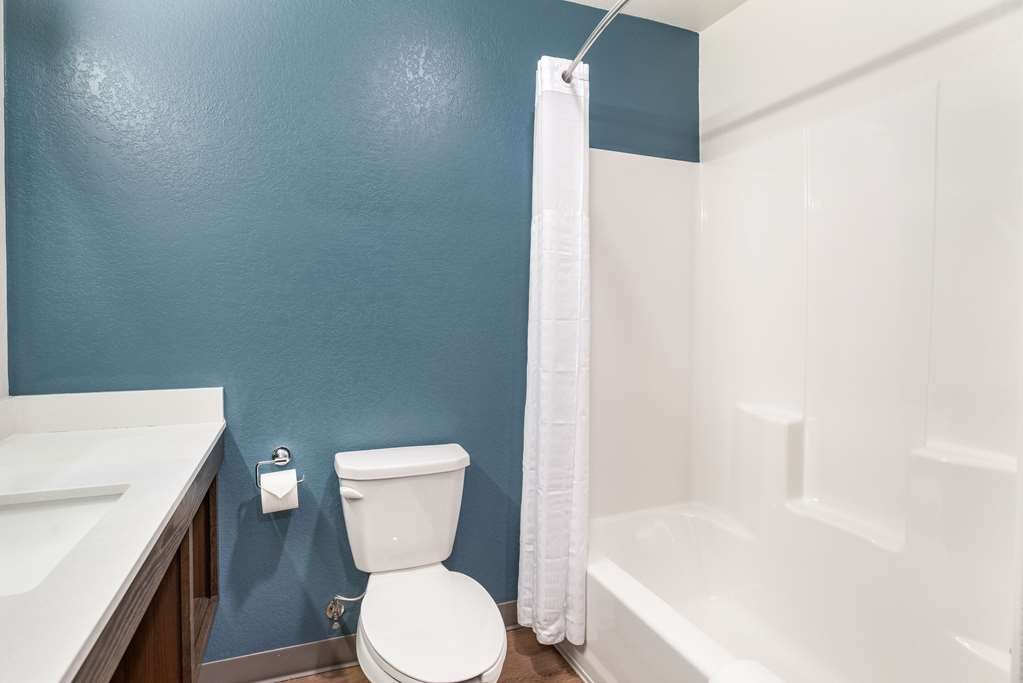 WOODSPRING SUITES SULPHUR - LAKE CH-guestroom-Guest Room,Bathroom,On-Site.jpg