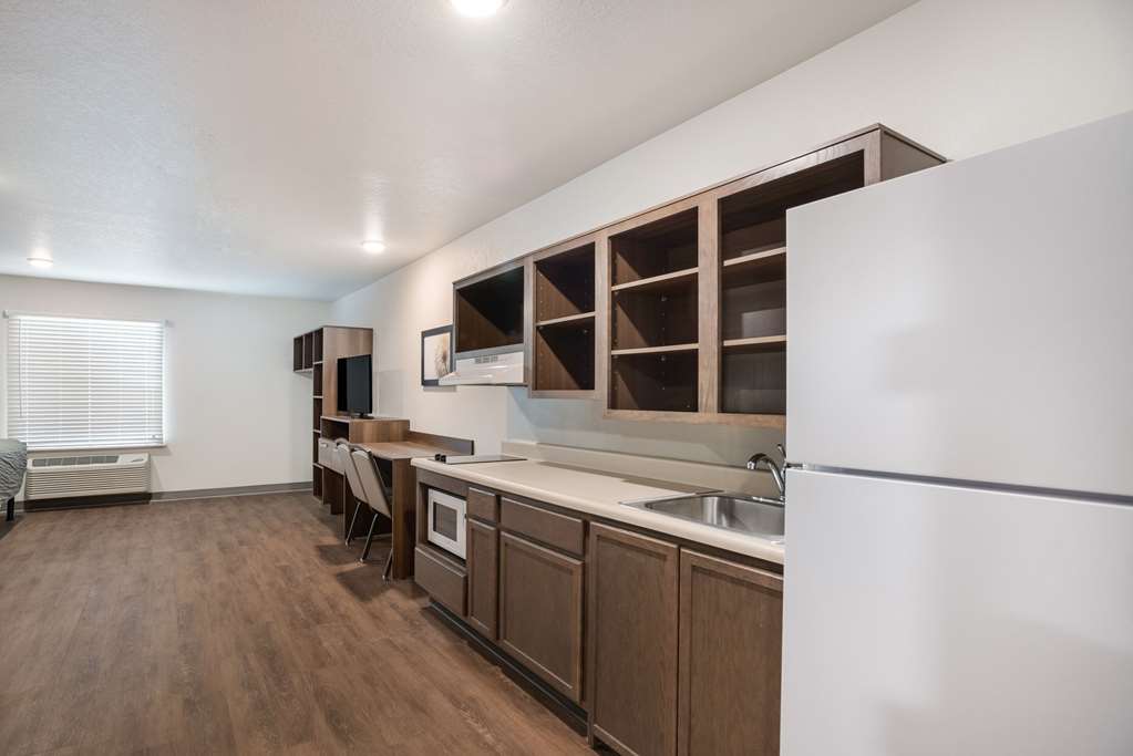 WOODSPRING SUITES SULPHUR - LAKE CH-guestroom-Guest Room,On-Site.jpg