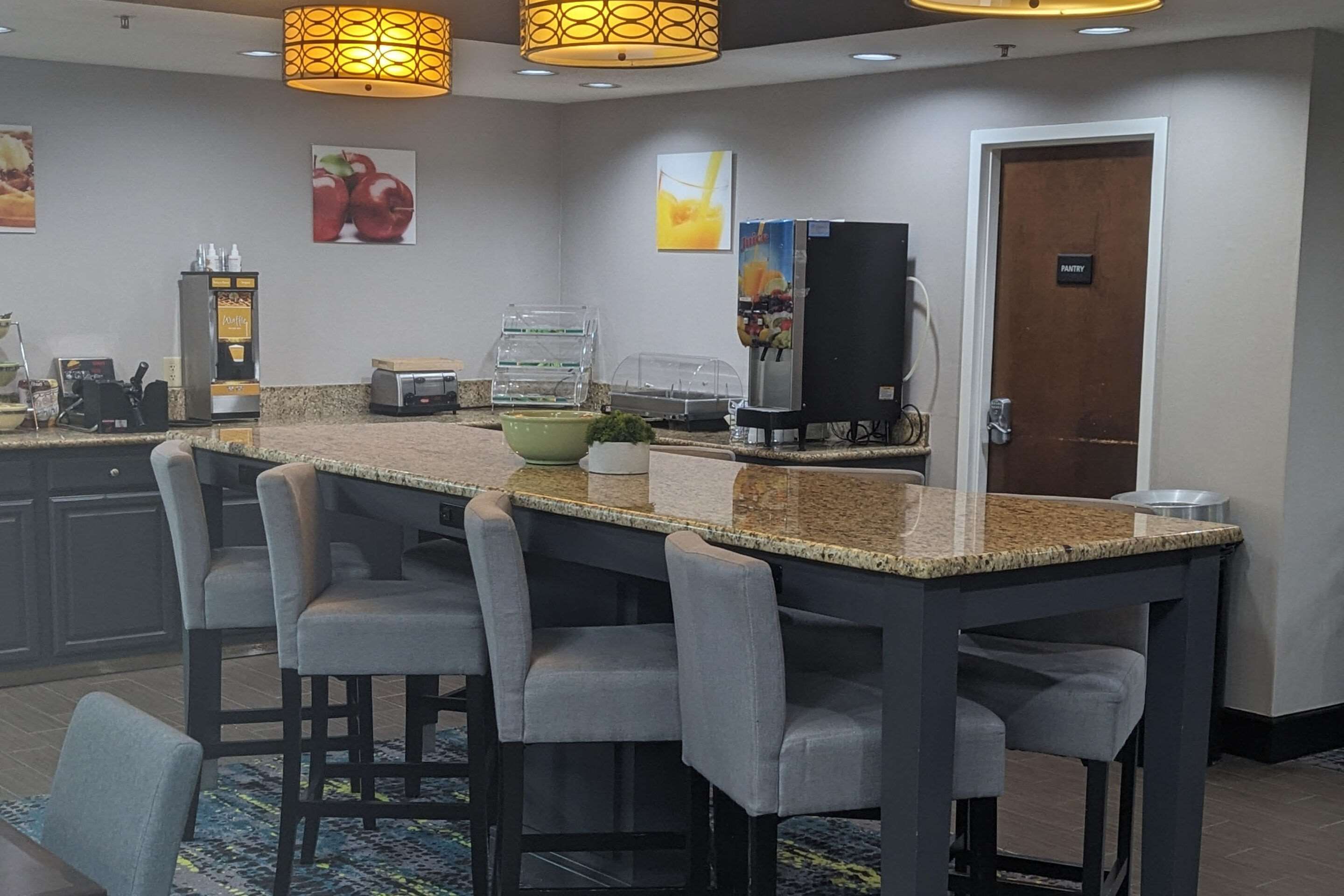 Breakfast area | Quality Inn