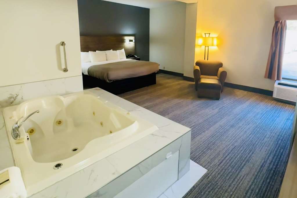 QUALITY INN DANVILLE - UNIVERSITY A-guestroom-Guest Room,Suite,On-Site.jpg