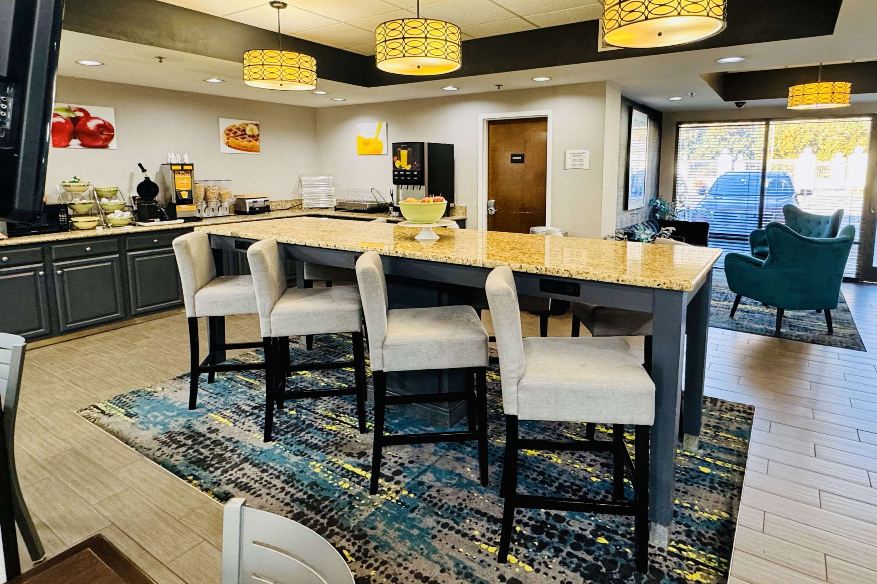 Breakfast area | Quality Inn