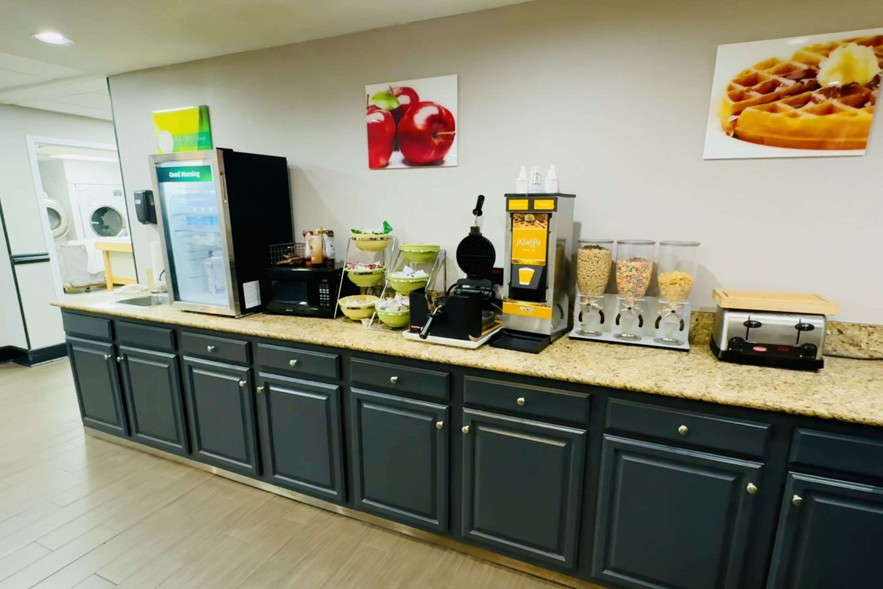 Breakfast area | Quality Inn
