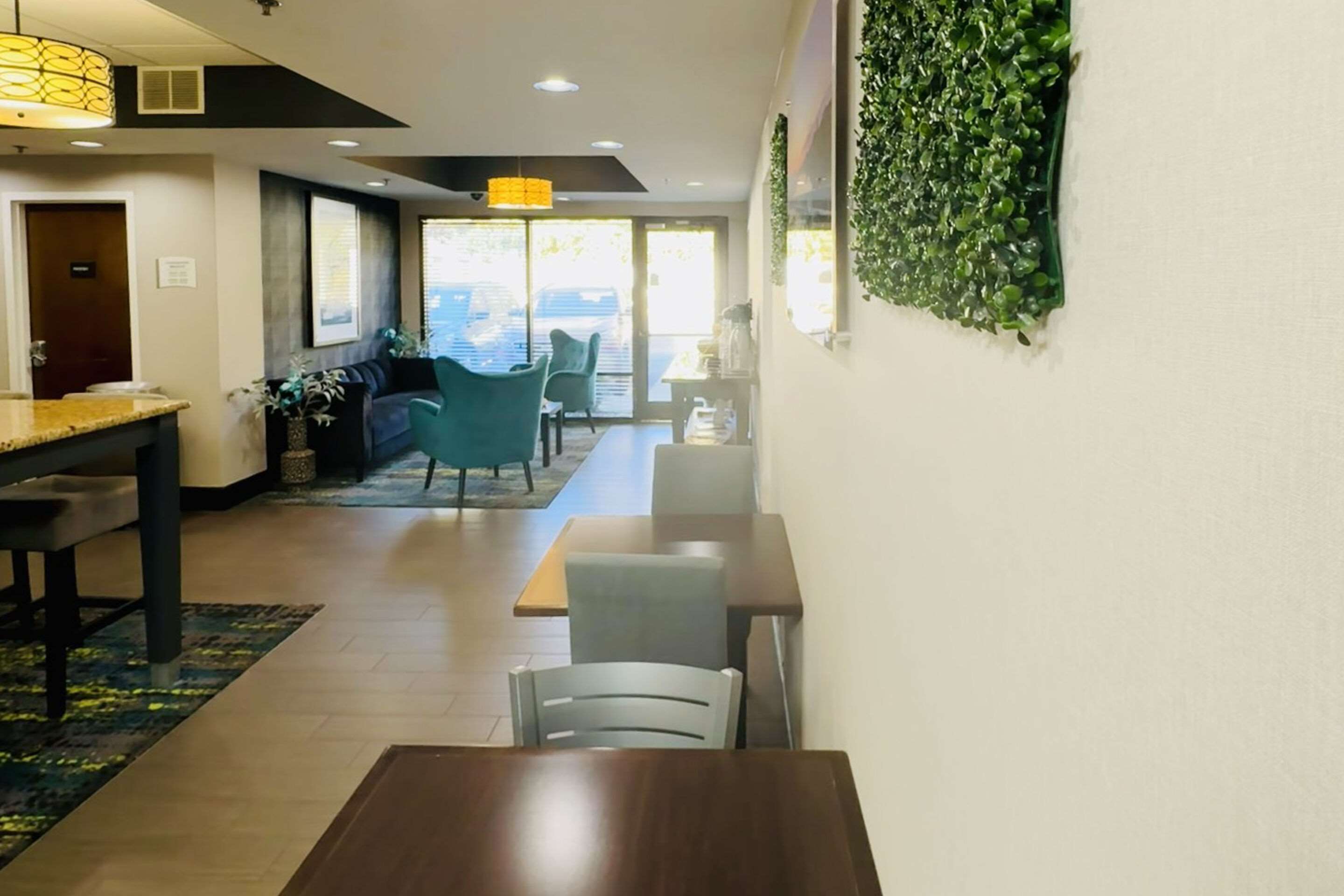 Breakfast area | Quality Inn