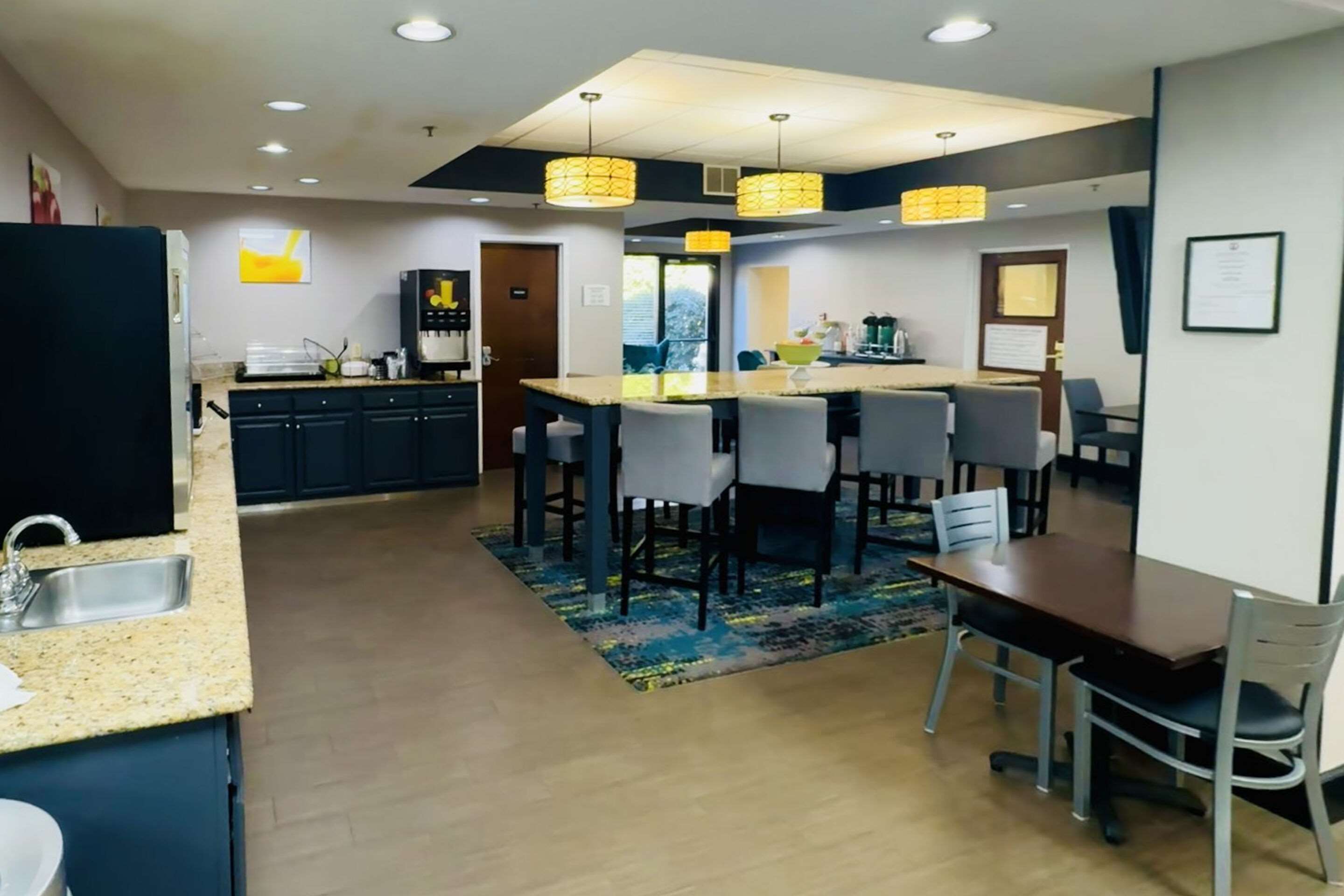 Breakfast area | Quality Inn