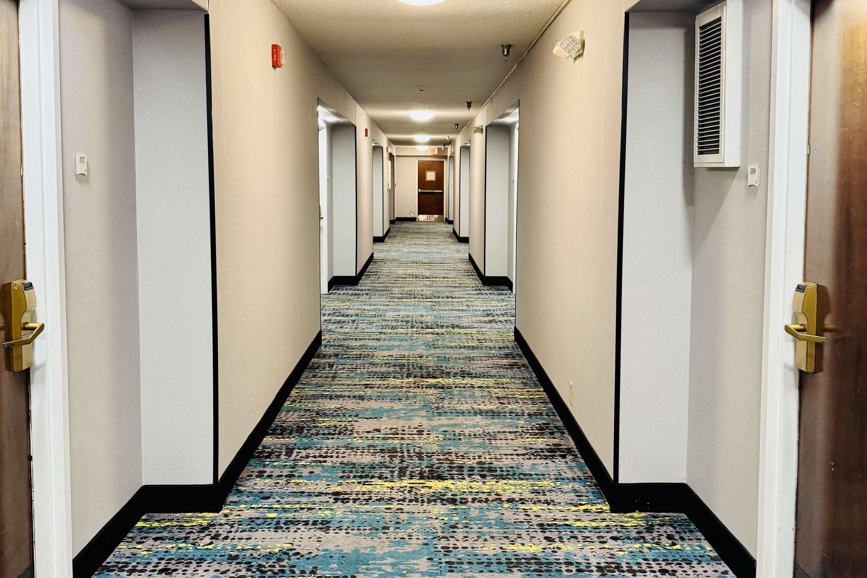 Interior corridors | Quality Inn