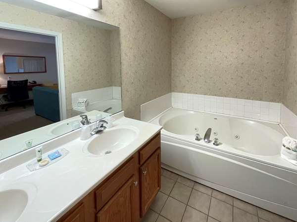 Suite - Smart Suites South Burlington