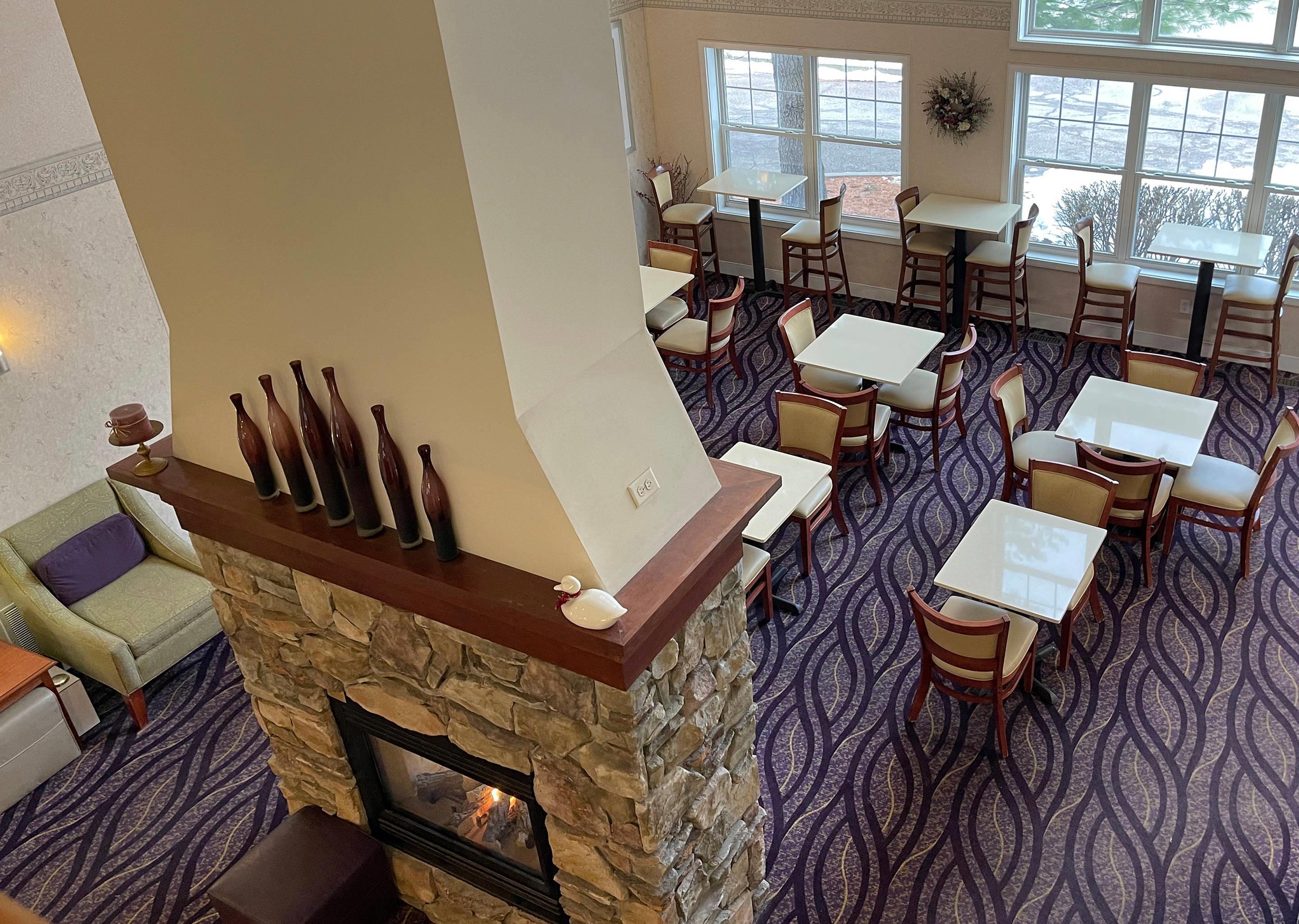 Breakfast area | Smart Suites, Ascend Hotel Collection