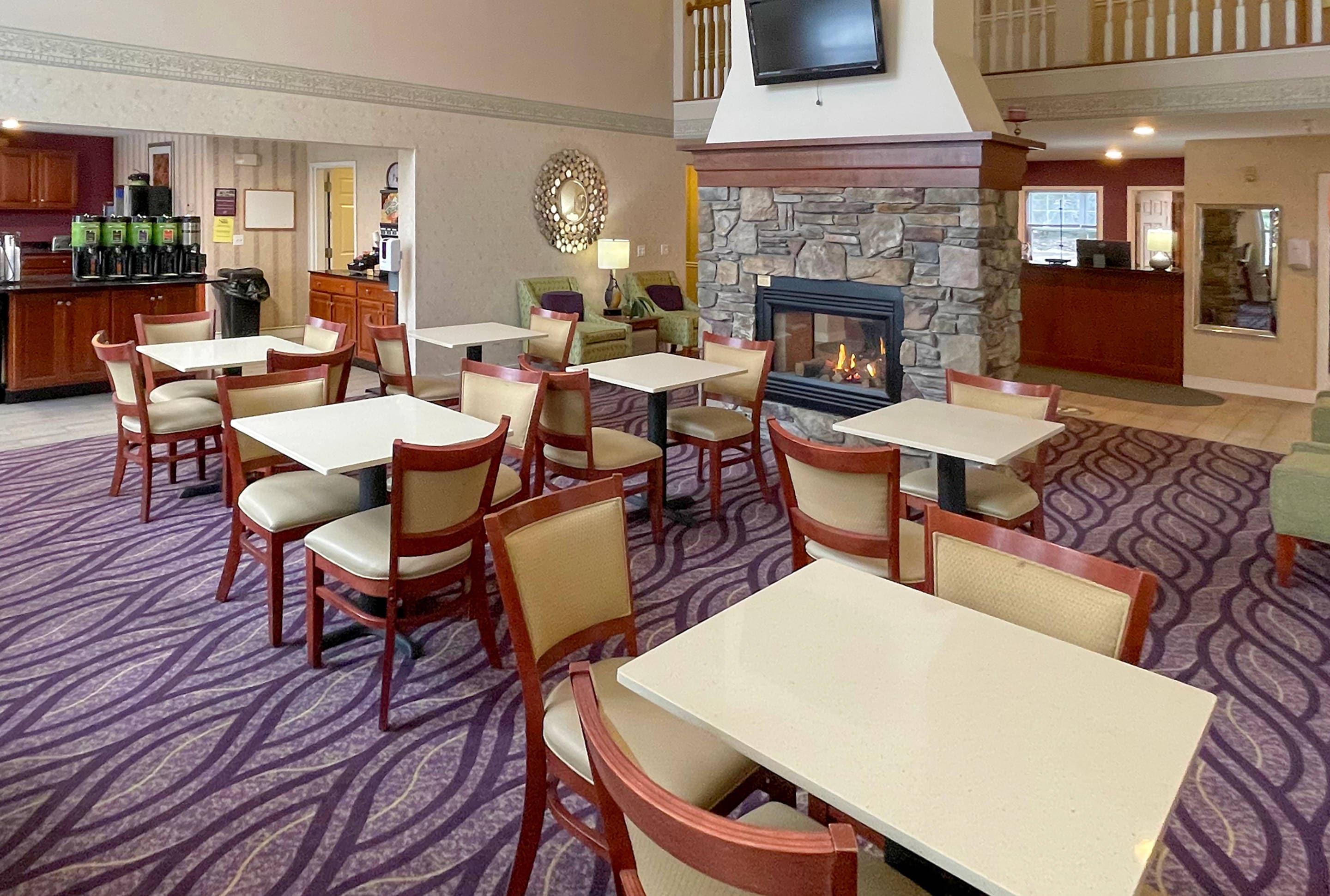 Breakfast area | Smart Suites, Ascend Hotel Collection