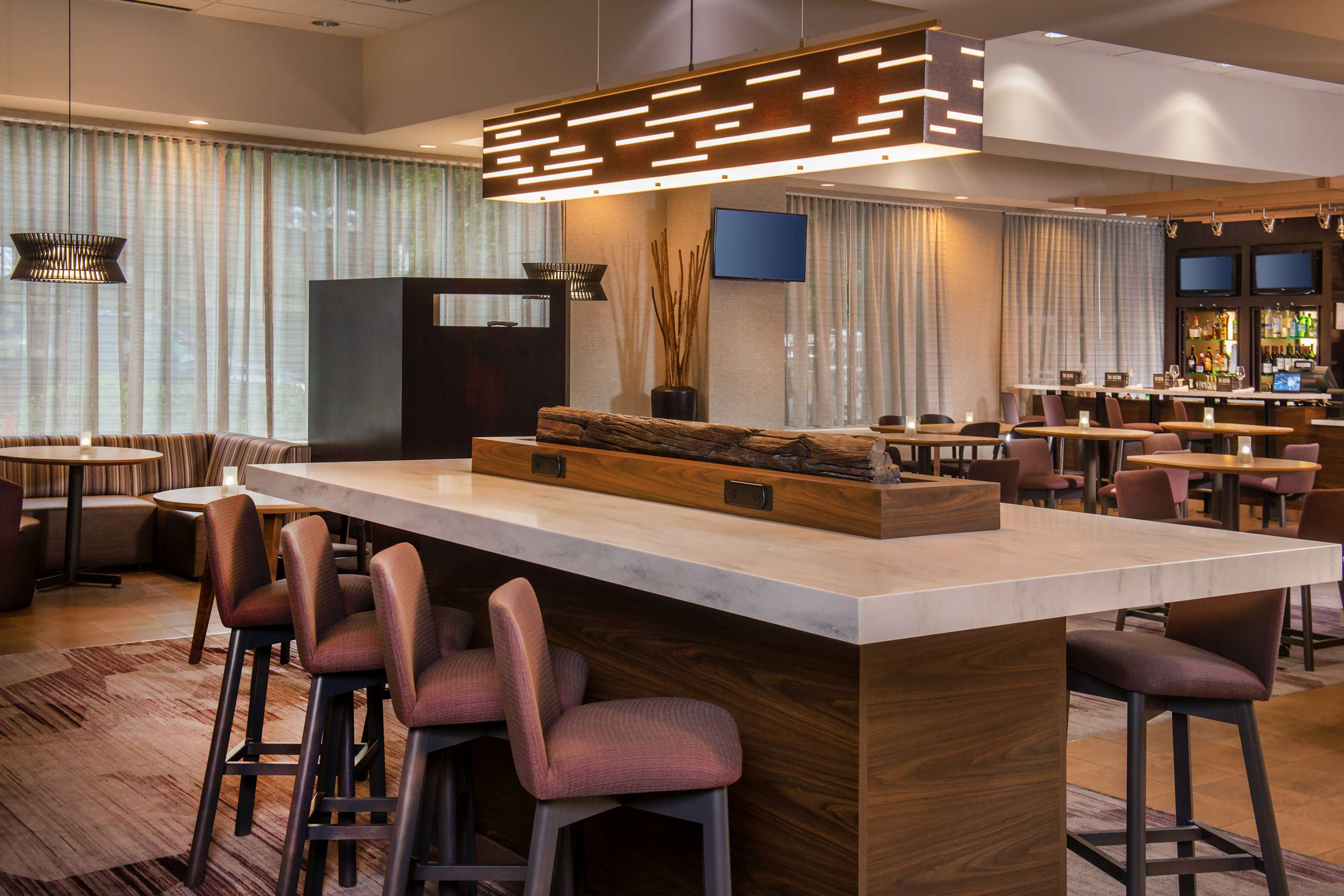 Lobby communal table | Sonesta Select Arlington Rosslyn