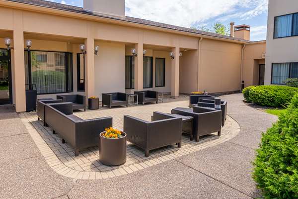  - Sonesta Select Hotel Bettendorf - I-74, Exit 2