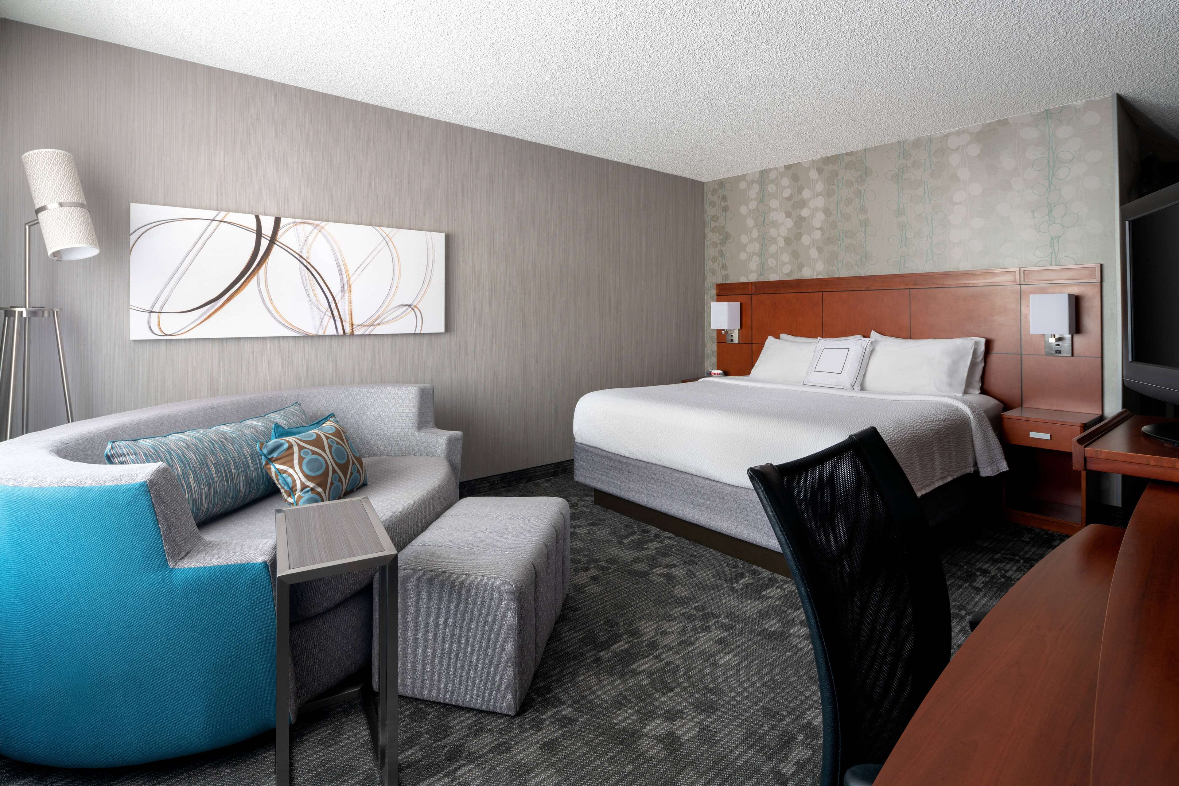 Deluxe - King with Sofa Bed image