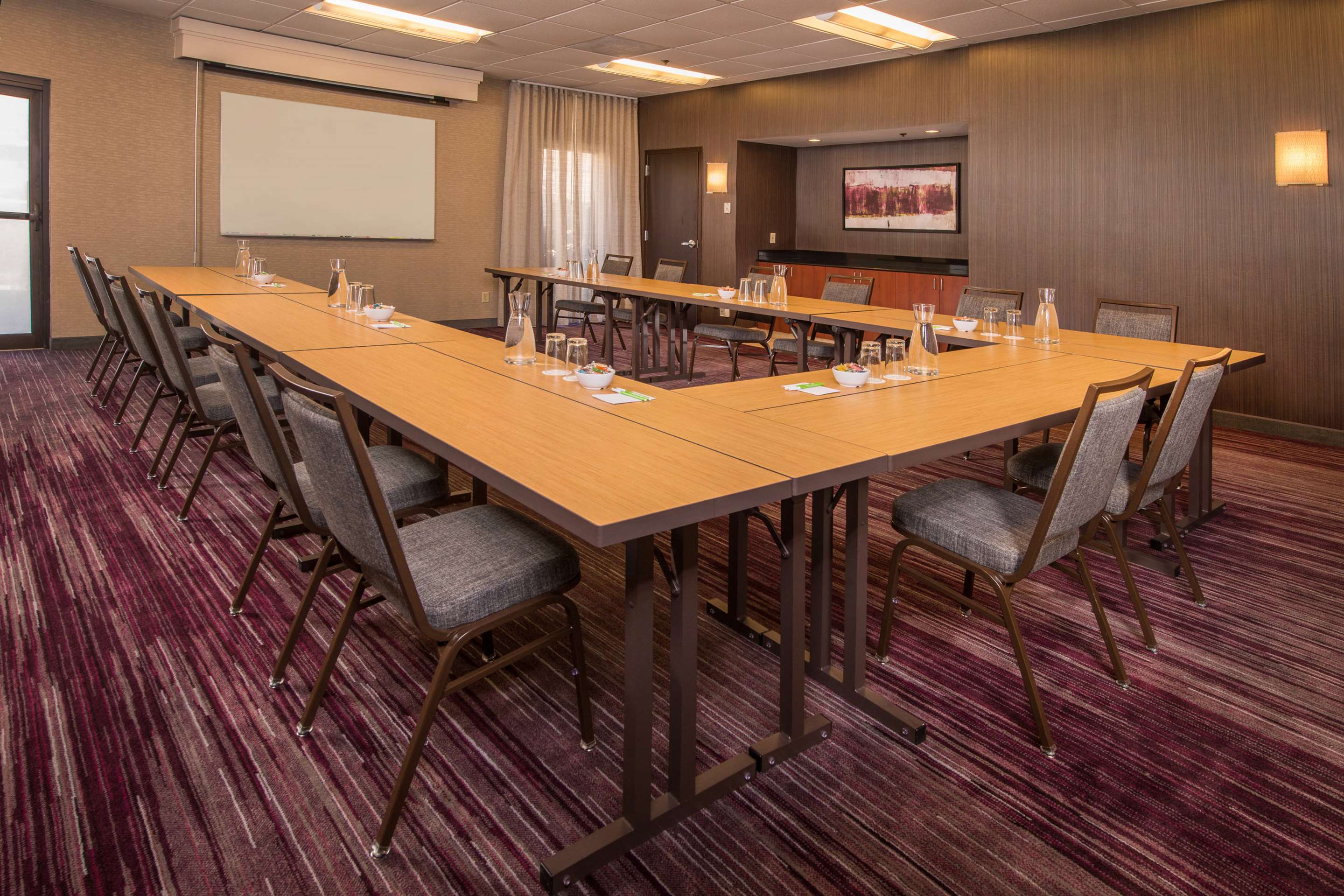 Meeting room U shape setup