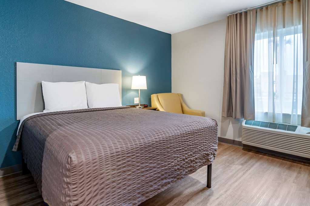WOODSPRING SUITES BRUNSWICK-guestroom-Guest Room,On-Site.jpg