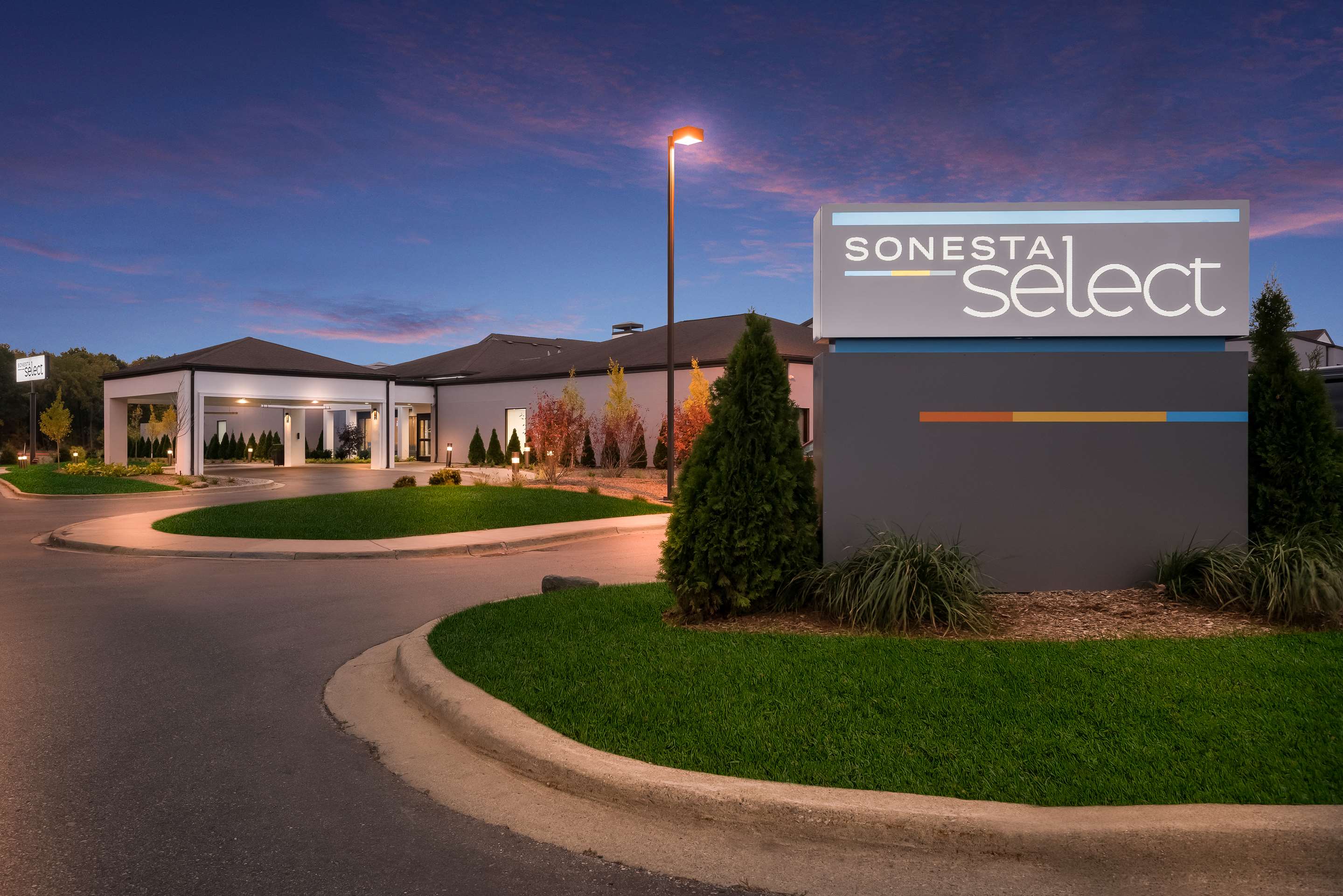 Exterior Twilight | Sonesta Select Detroit Auburn Hills