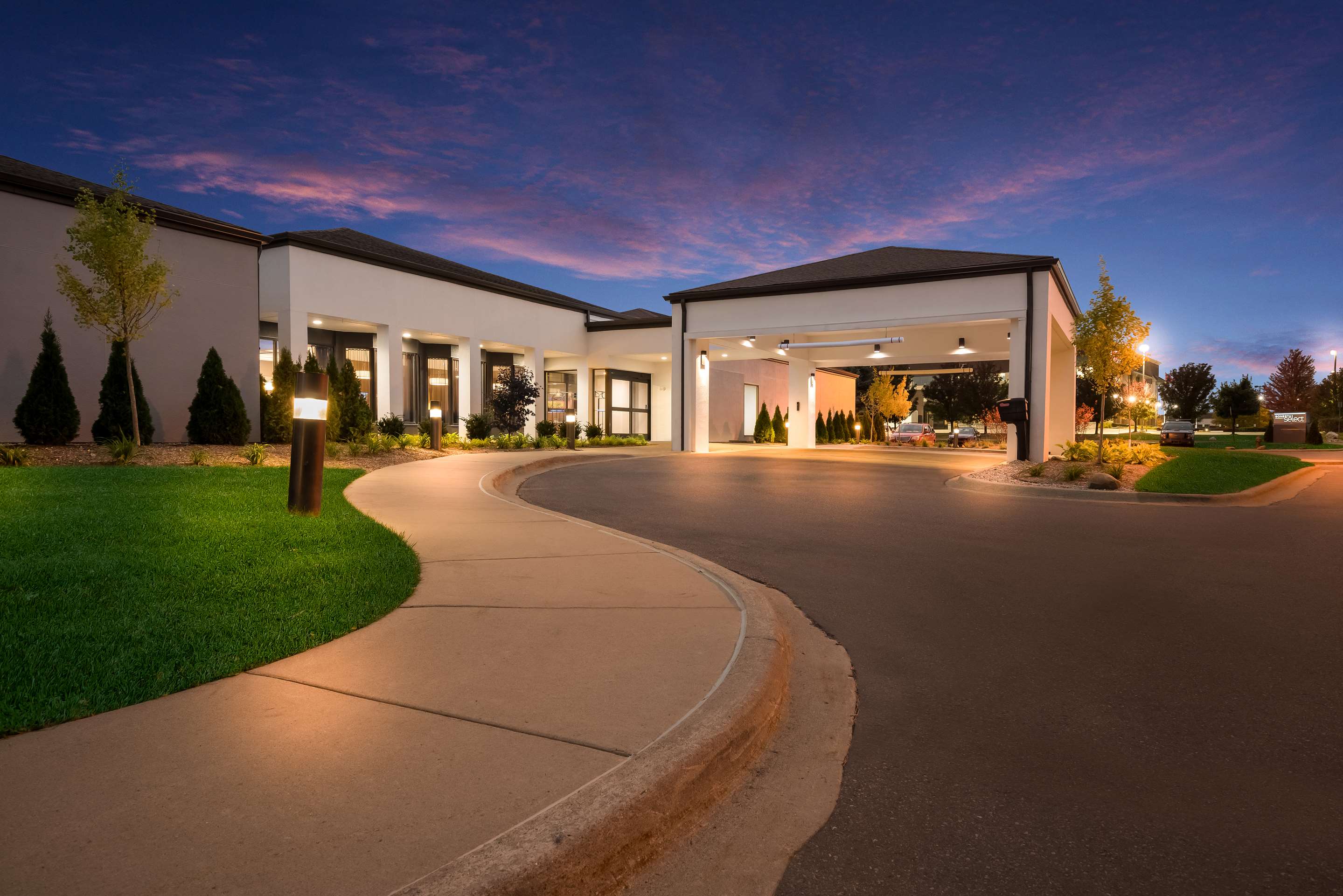 Exterior Twilight | Sonesta Select Detroit Auburn Hills