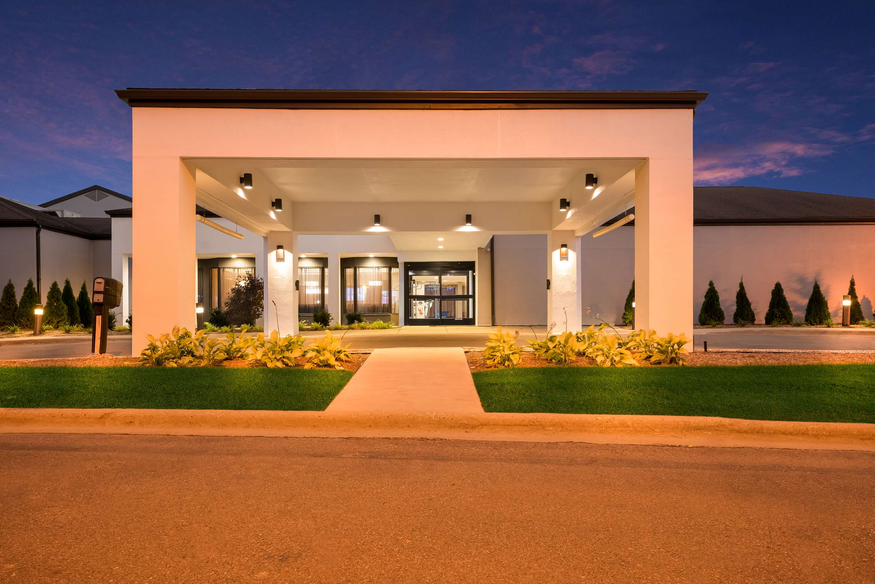 Exterior Twilight | Sonesta Select Detroit Auburn Hills