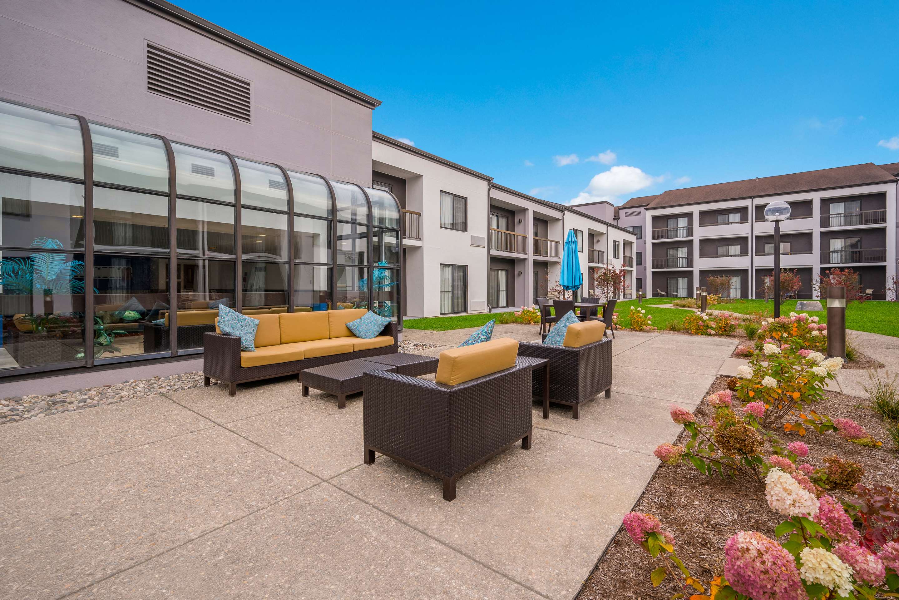 Exterior Courtyard | Sonesta Select Detroit Auburn Hills