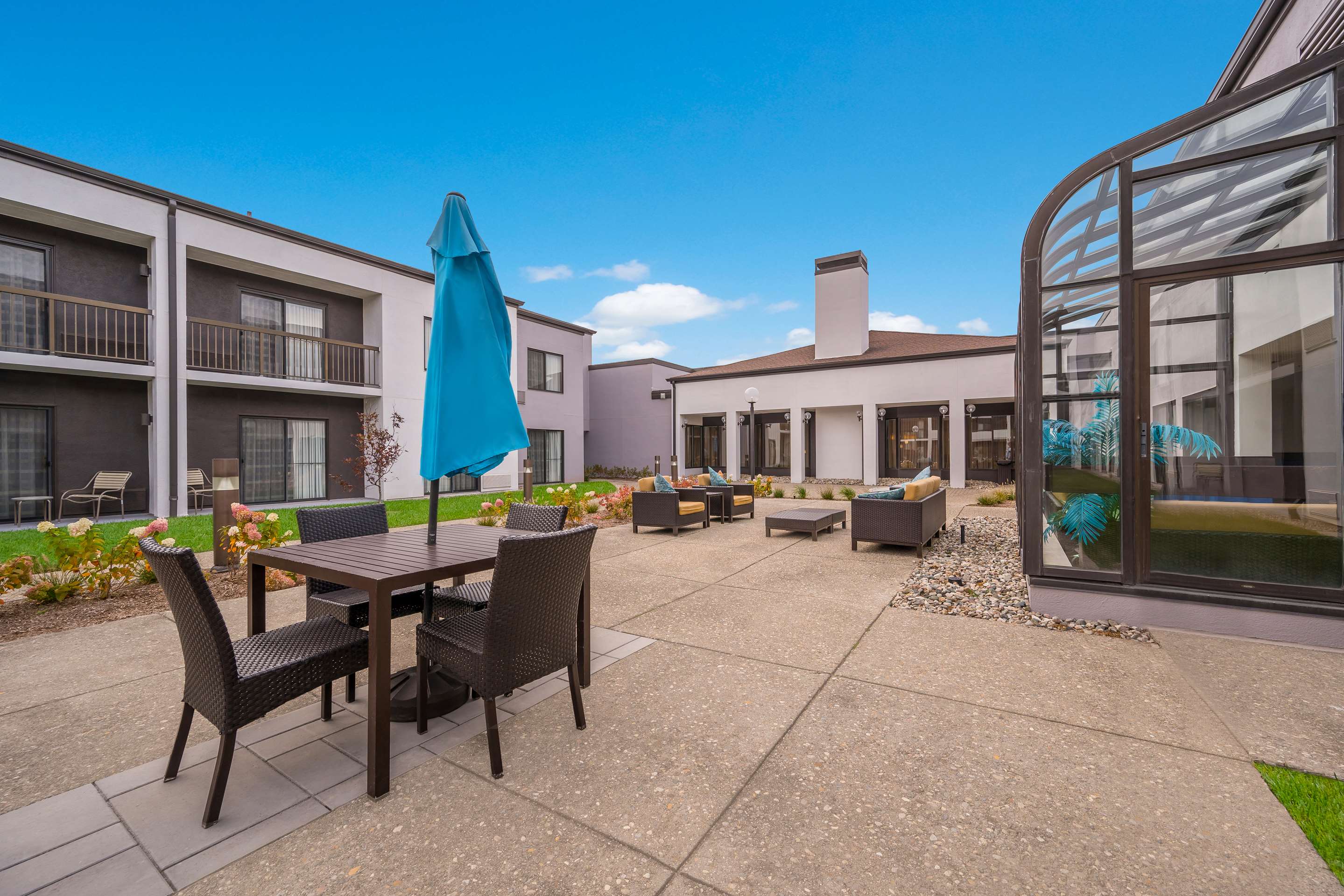Exterior Courtyard | Sonesta Select Detroit Auburn Hills