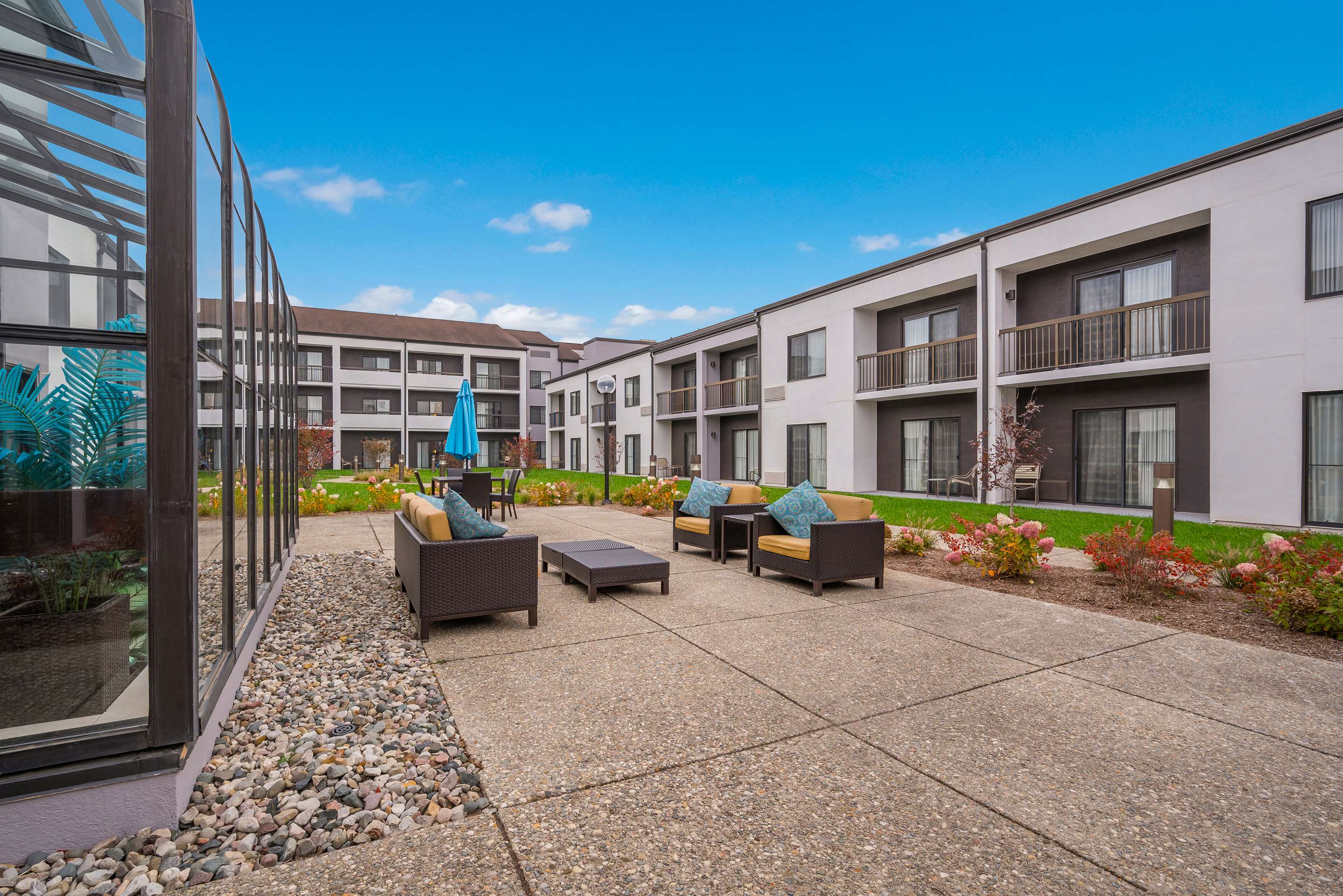 Exterior Courtyard | Sonesta Select Detroit Auburn Hills