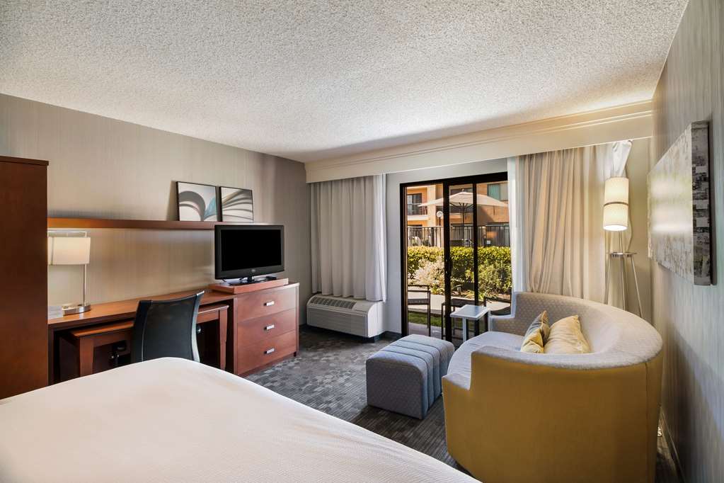Sonesta Select Huntington-guestroom-Guest Room,On-Site.jpg