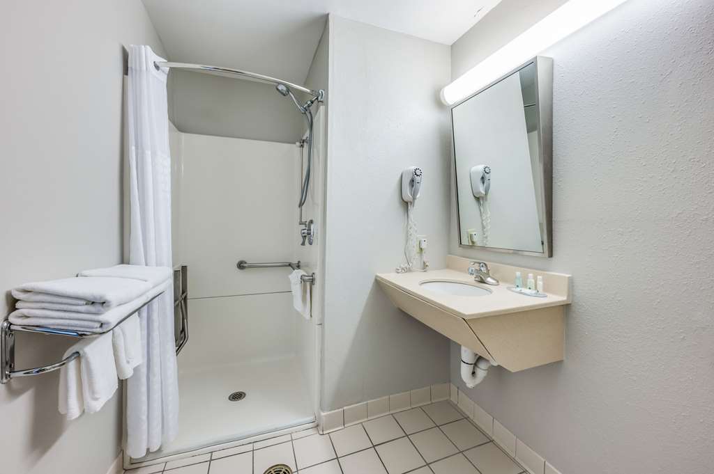 QUALITY INN POUGHKEEPSIE-guestroom-Guest Room,Bathroom,On-Site.jpg