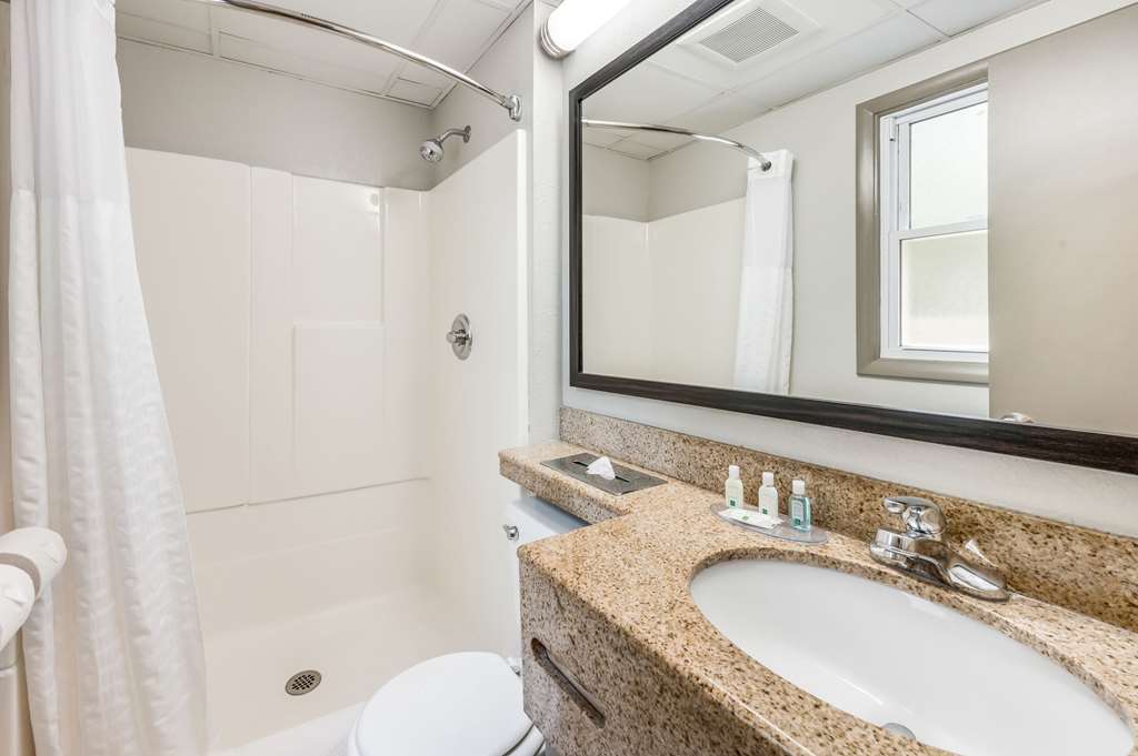 RODEWAY INN POUGHKEEPSIE-guestroom-Guest Room,Bathroom,On-Site.jpg