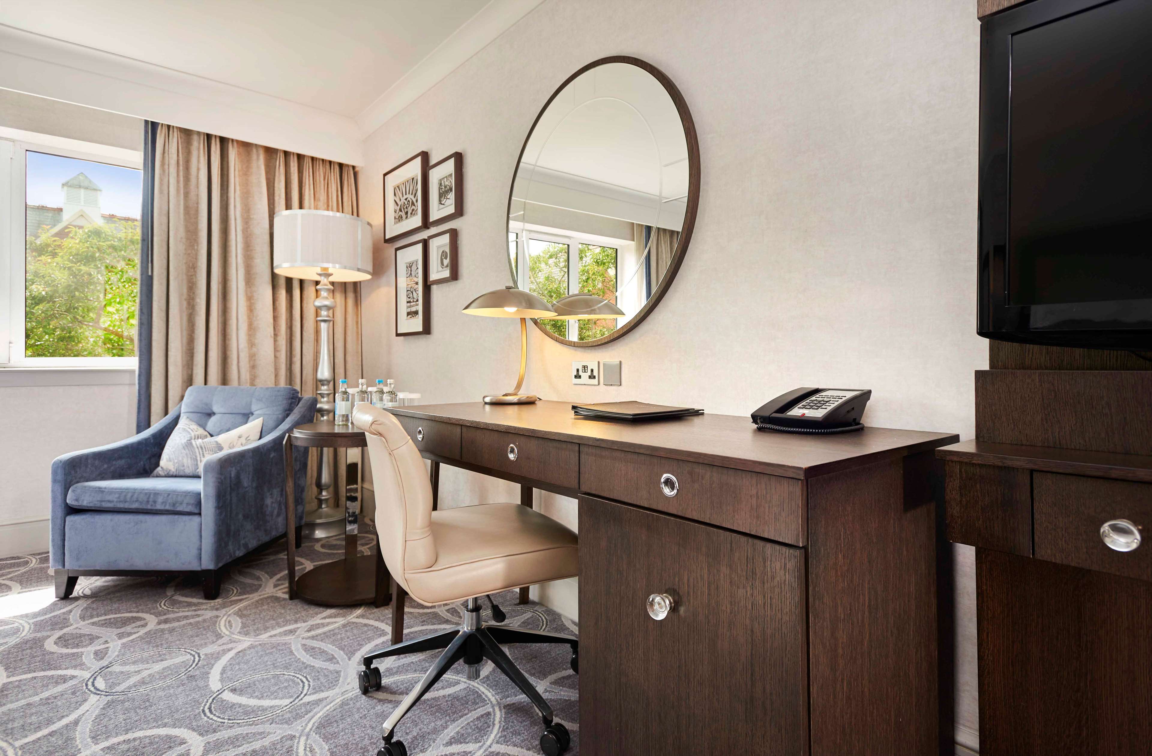 Hilton St Anne's Manor, Bracknell Room Type - TWO QUEEN BEDS DLX FAM RM