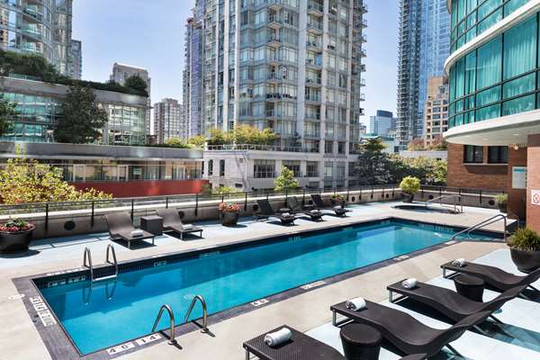 Pool - Hilton Hotel Downtown Vancouver