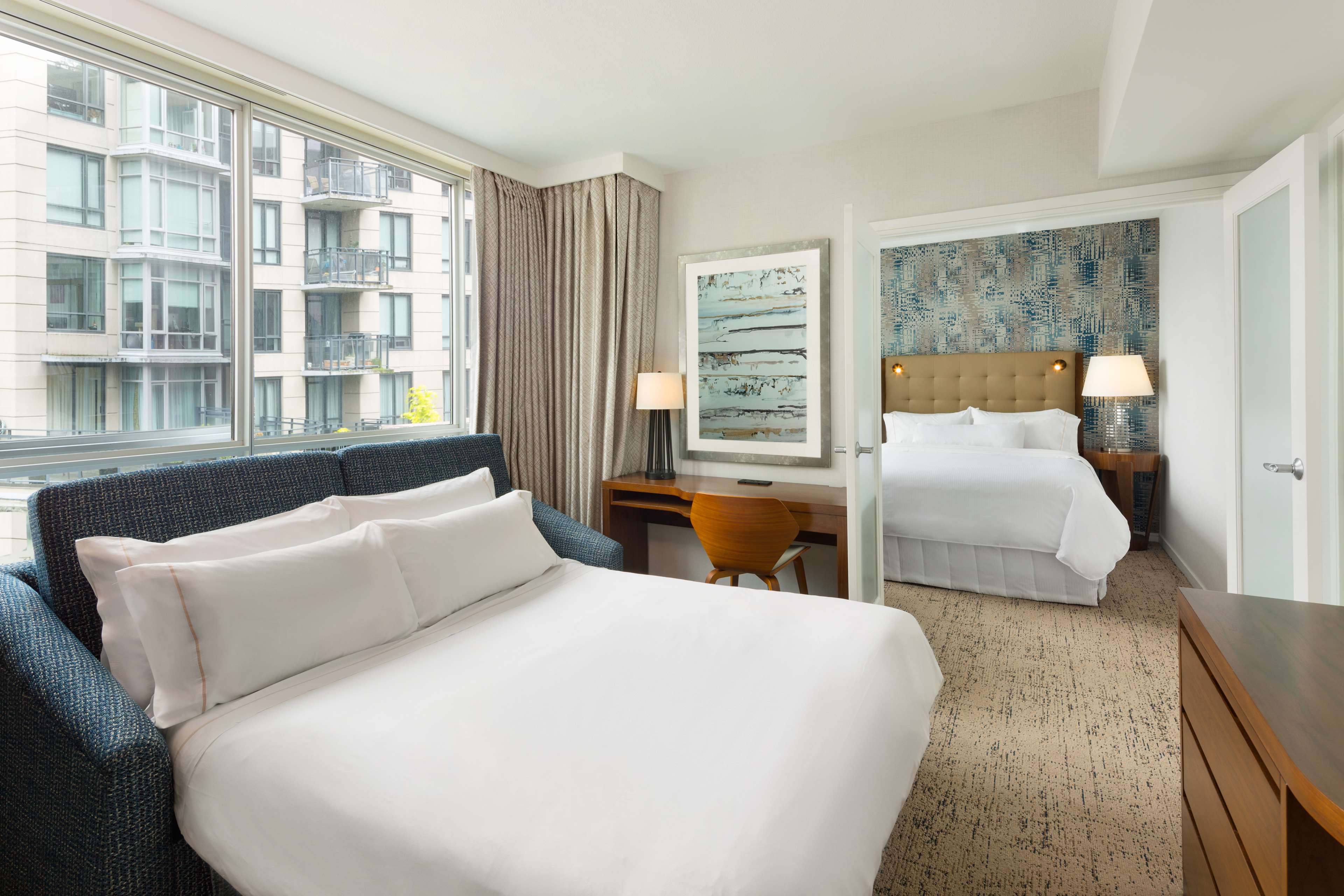 Hilton Vancouver Downtown Room Type - 1 QN CITY VIEW 2 RM SUITE
