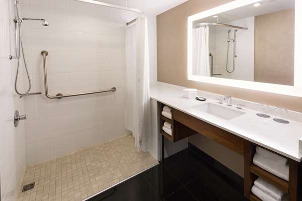  - Hilton Hotel Downtown Vancouver