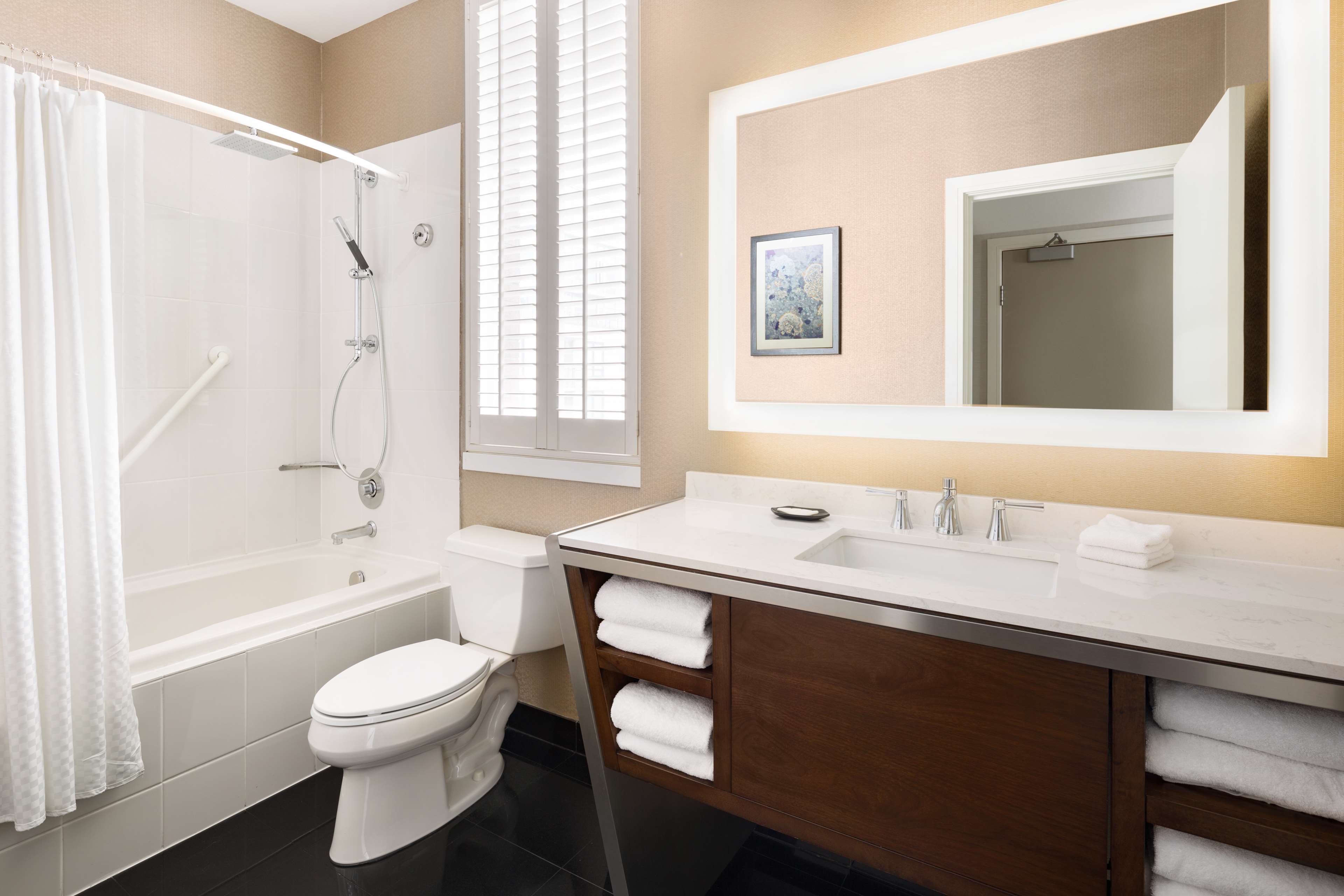 Hilton Vancouver Downtown Room Type - 1 QN CTY VW STUDIO SUITE