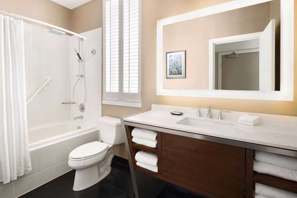  - Hilton Hotel Downtown Vancouver