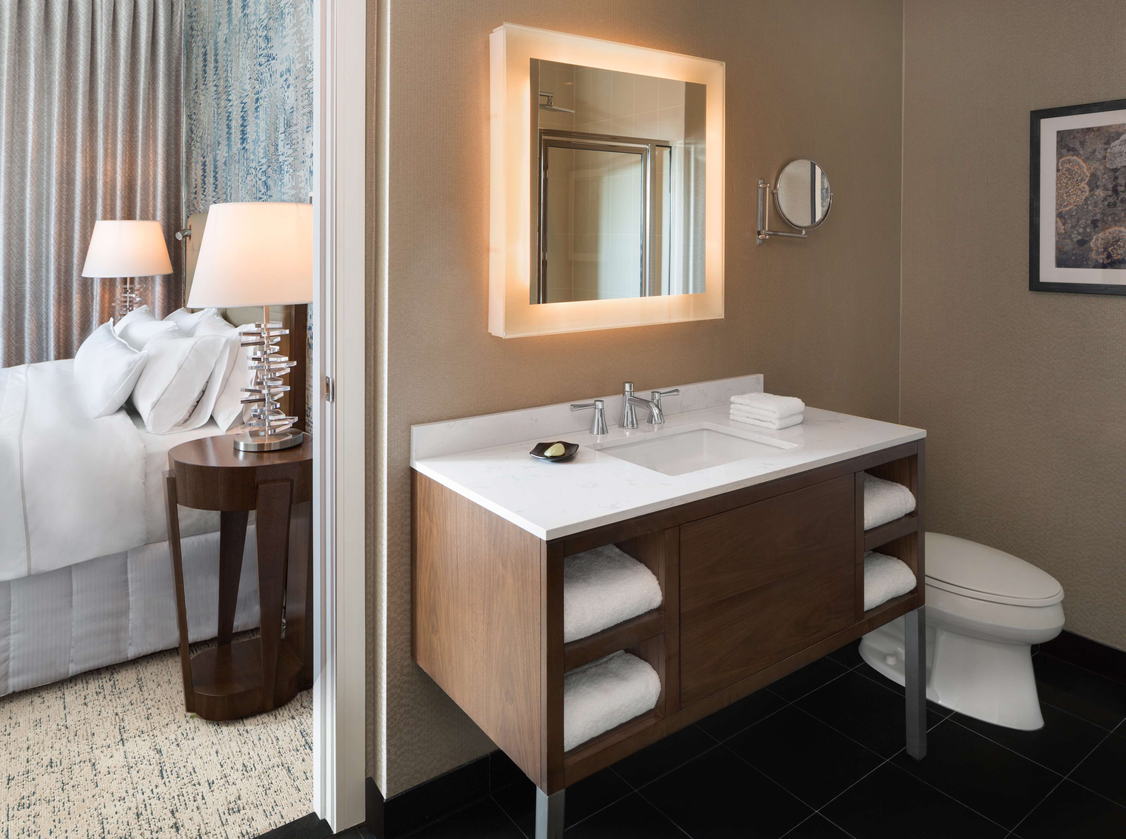 Hilton Vancouver Downtown Room Type - 1 KG BALCONY 2 RM SUITE