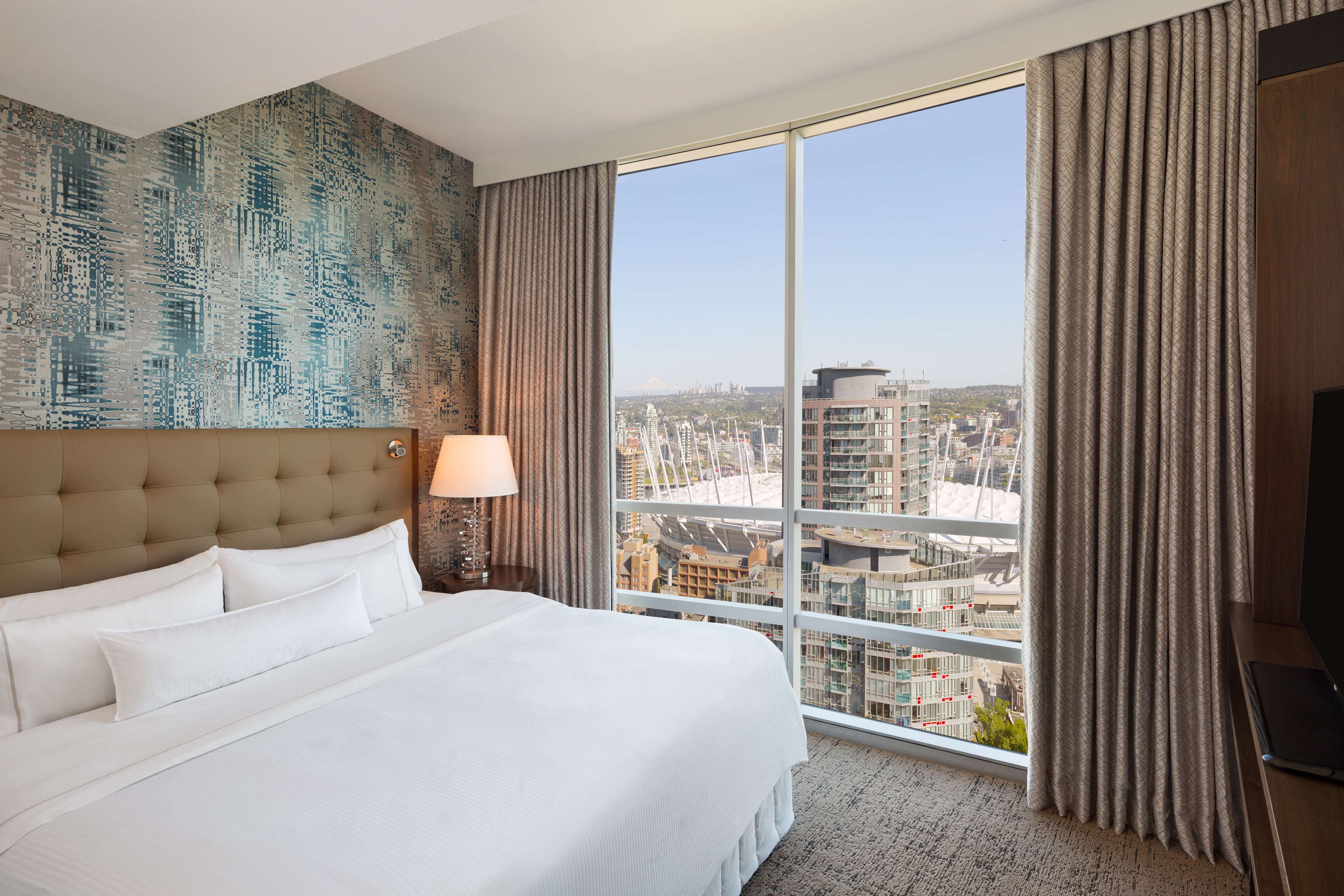 Hilton Vancouver Downtown Room Type - 1 KG CTY VW DLX 2 RM SUITE