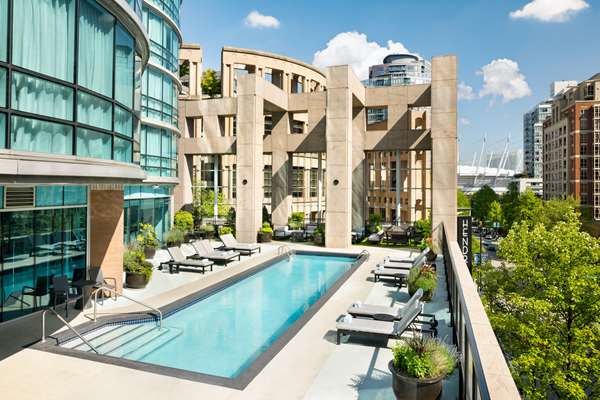 Pool - Hilton Hotel Downtown Vancouver