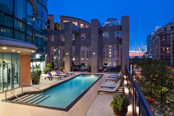 Pool - Hilton Hotel Downtown Vancouver