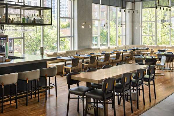 Bar - Hilton Hotel Downtown Vancouver