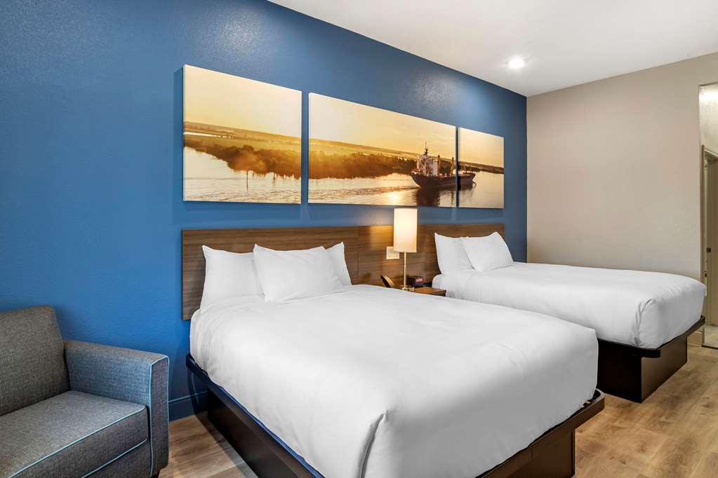 CLARION POINTE PORT ARTHUR-BEAUMONT-guestroom-Guest Room,On-Site.jpg