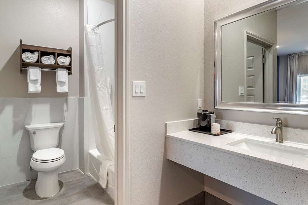 CLARION POINTE PORT ARTHUR-BEAUMONT-guestroom-Guest Room,Bathroom,On-Site.jpg