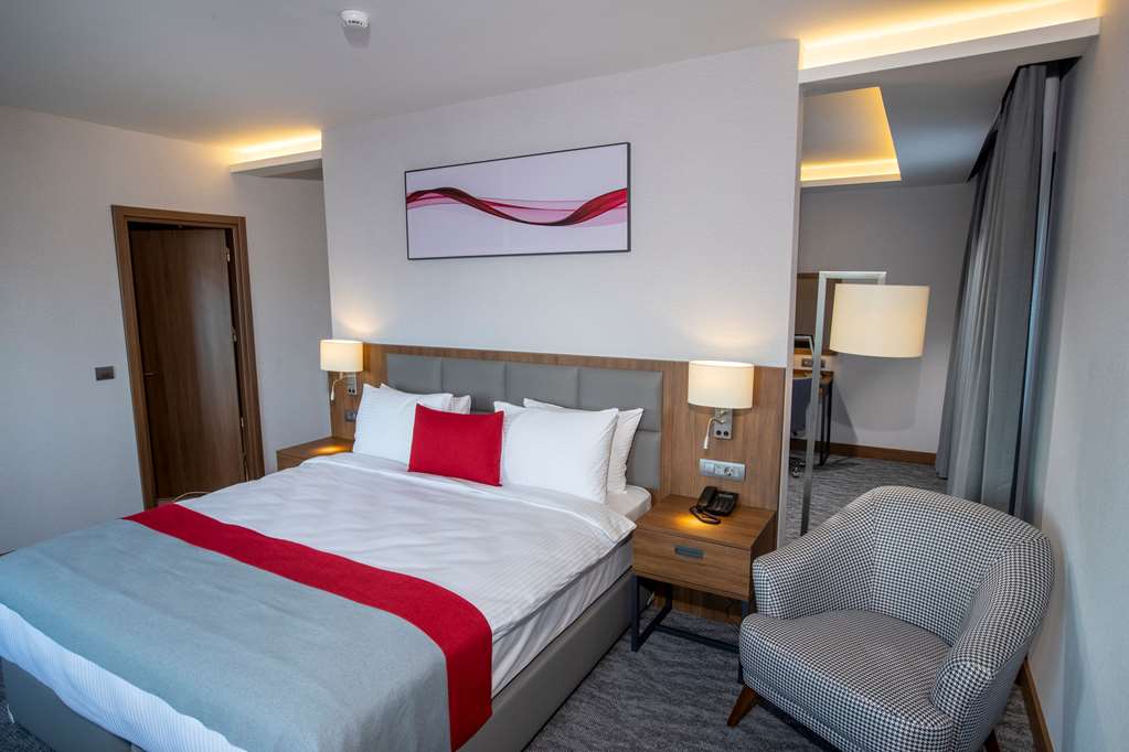 RAMADA BY WYNDHAM IZMIR ALIAGA-guestroom-Guest Room,Suite,On-Site.jpg
