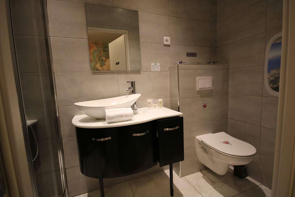 THE ORIGINALS BOUTIQUE LAKESIDE-guestroom-Guest Room,Bathroom,On-Site.jpg