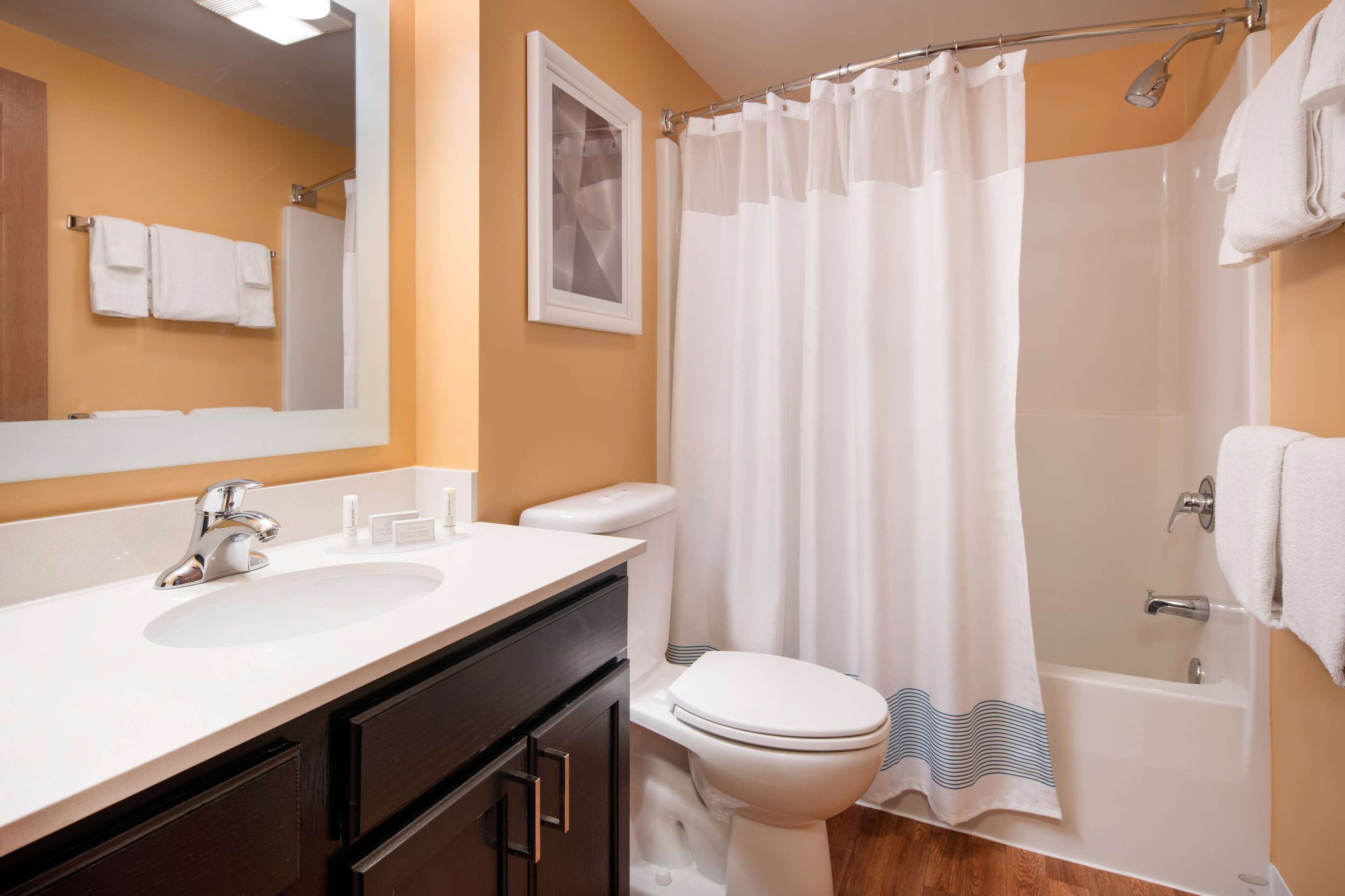 Suite bathroom